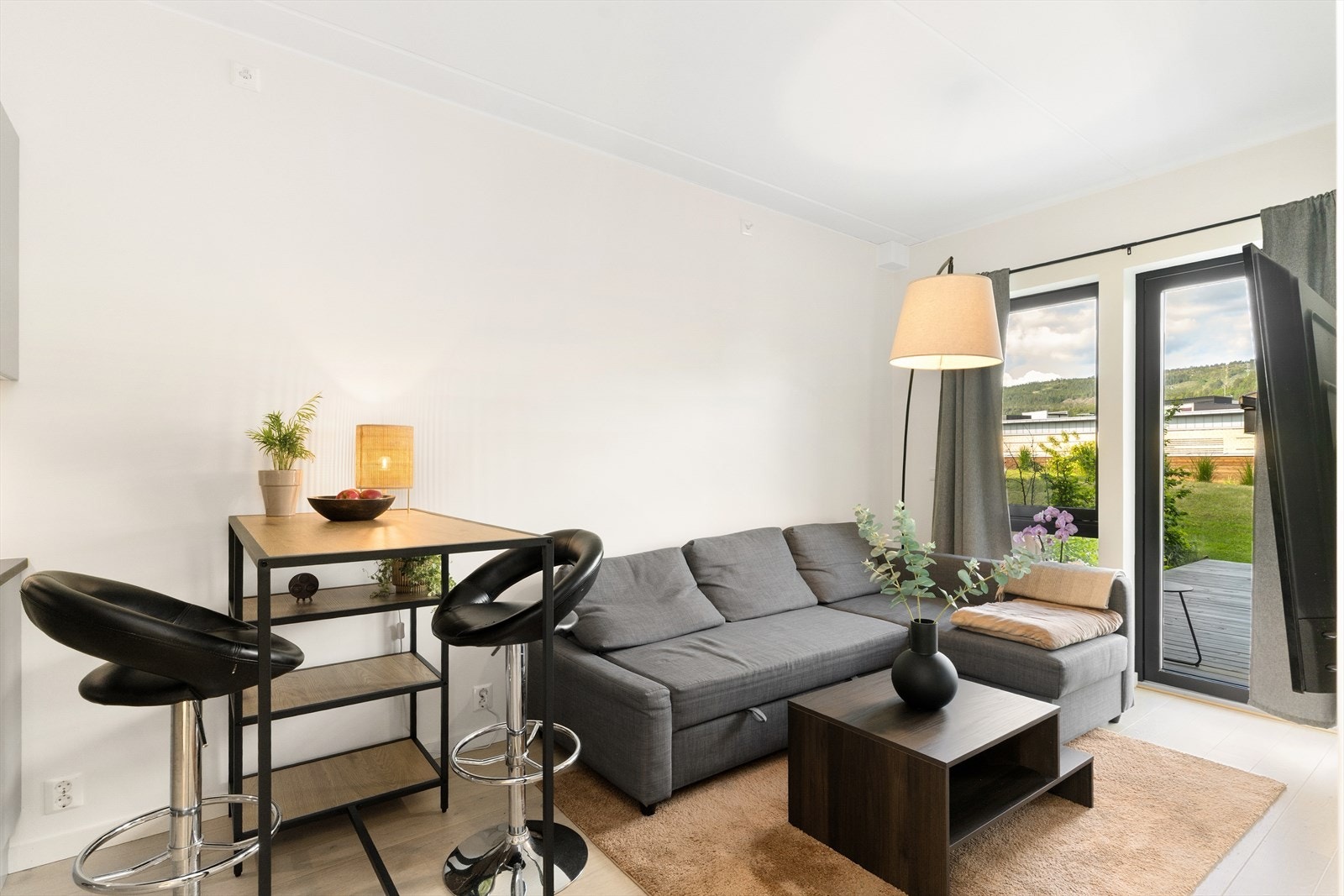 Stuedel med god plass til sofa og utgang til uteområde/fellesareal. Galleribilde