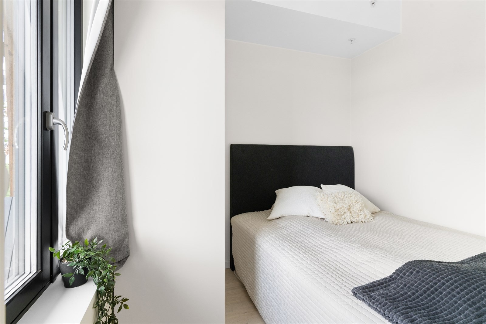 Lyst og fint soverom med god plass til dobbeltseng og klesskap. Galleribilde