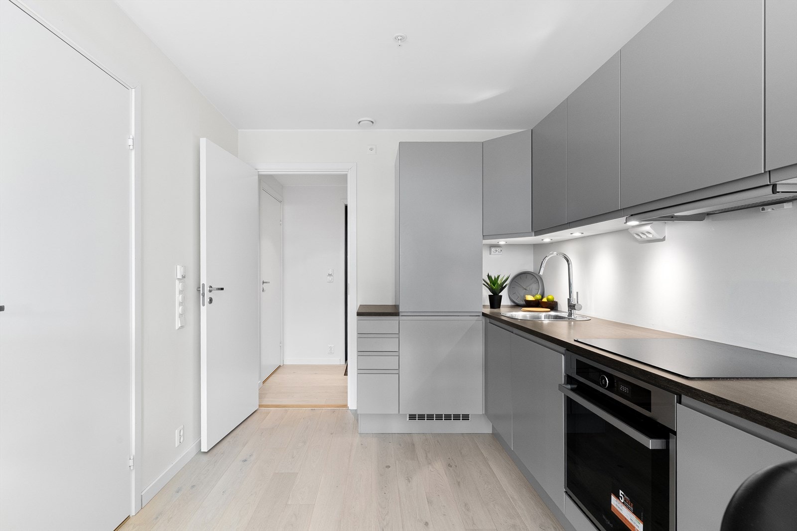 Innredningen byr på god benkebelysning og rikelig med plass i skuffer og takhøye skap. Galleribilde