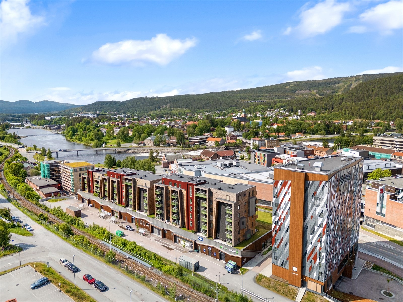 Kort avstand til resten av sentrum med mer shopping, caféer, restauranter og uteliv, snakker vi om noen minutters gange. I tillegg er det flere butikker under parken, hvor du finner både Kiwi, Elkjøp, Jysk, Dollarstore og Europris. Galleribilde