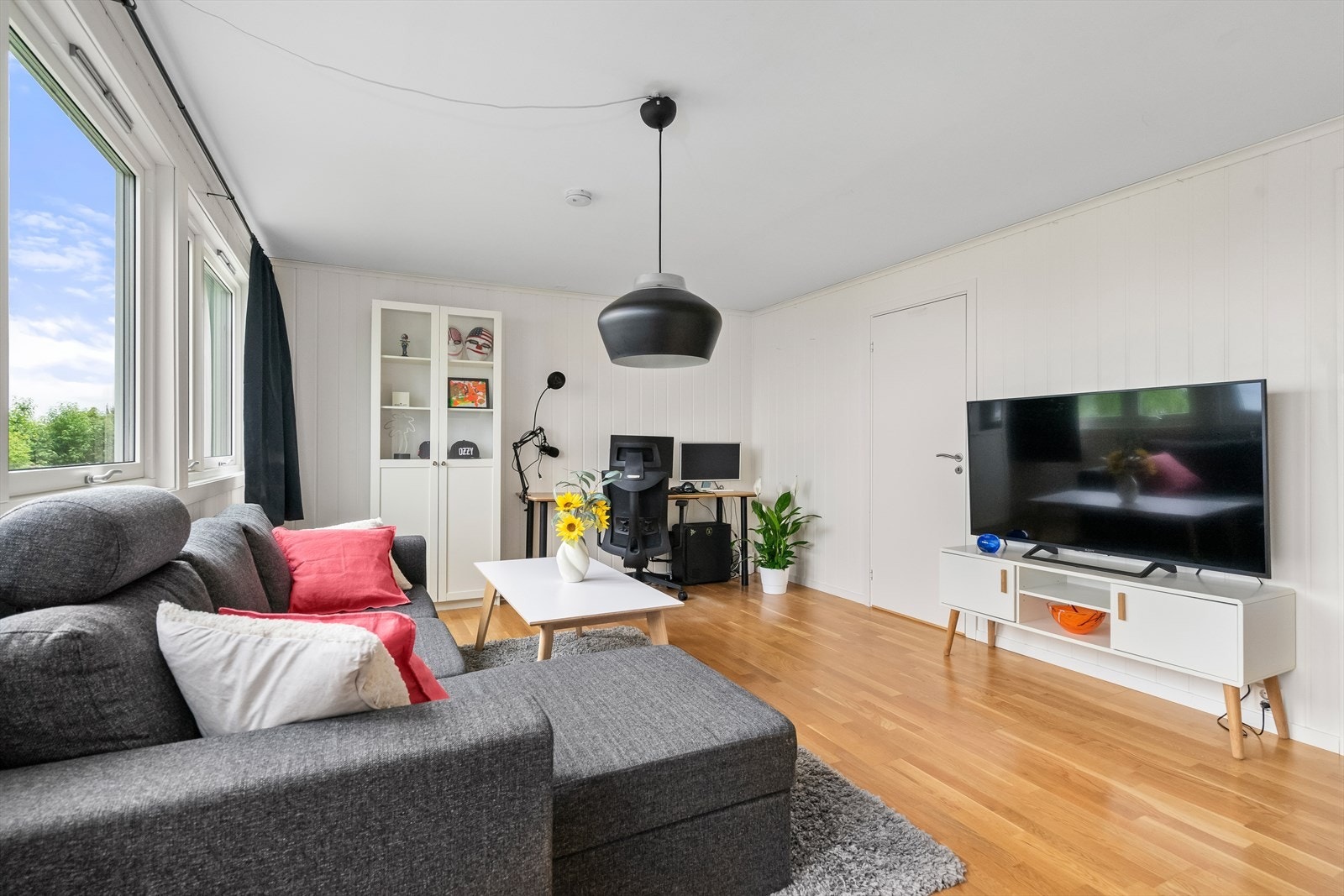 Innbydende stue av fin størrelse og rikelig med naturlig lysinnslipp Galleribilde