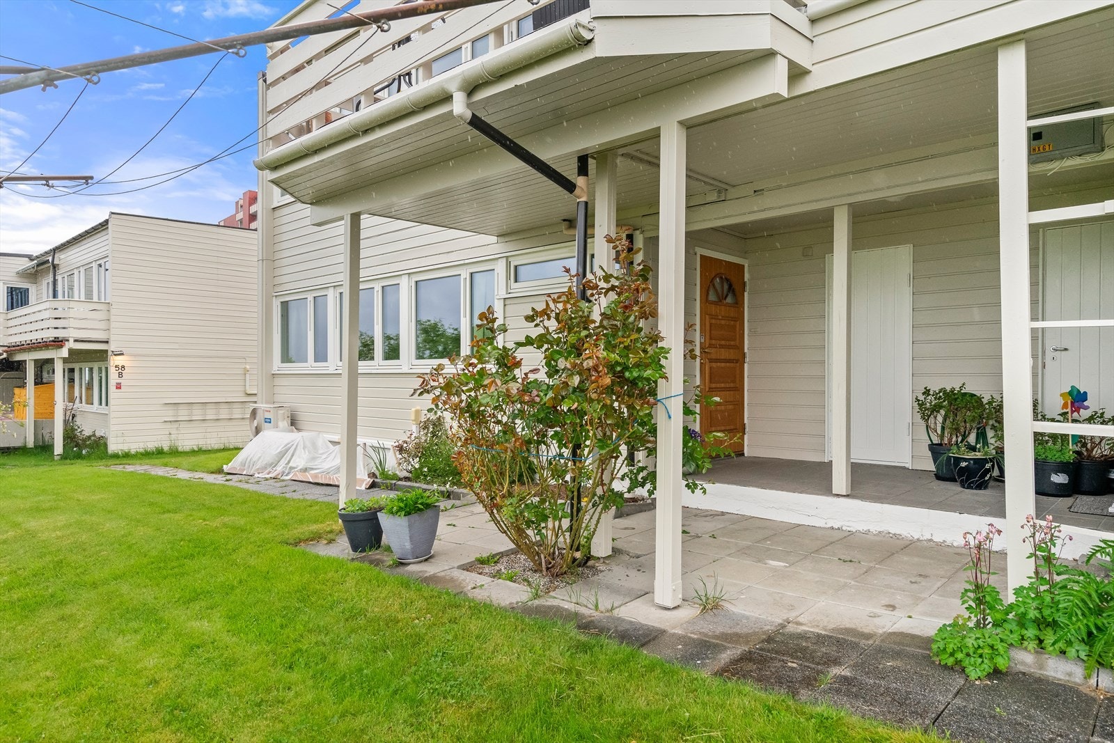 Solrikt og pent opparbeidet uteområde med flott utsikt, heller og beplantning Galleribilde