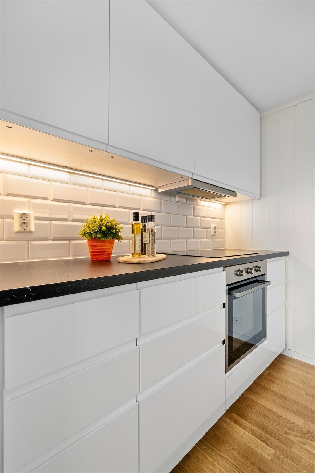 Stilrent kjøkken med hvite fronter Galleribilde