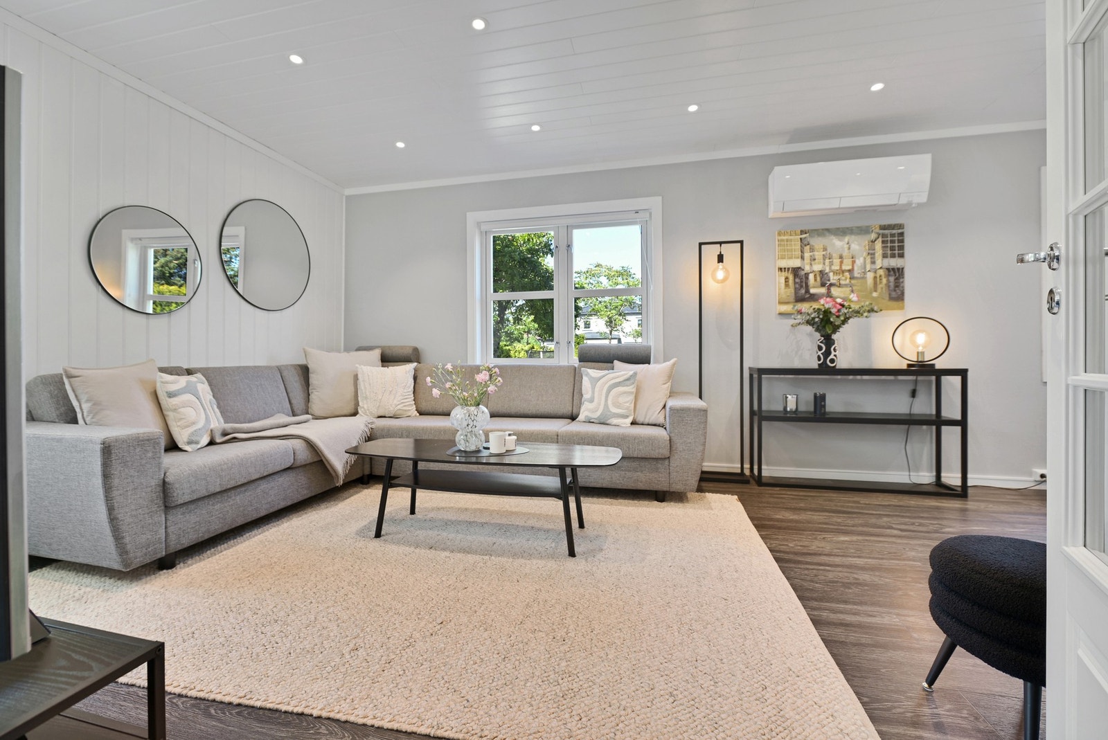 Den praktiske løsningen gjør det enkelt å møblere, med plass til både spisestue og sofagruppe og tilhørende møblement. Galleribilde