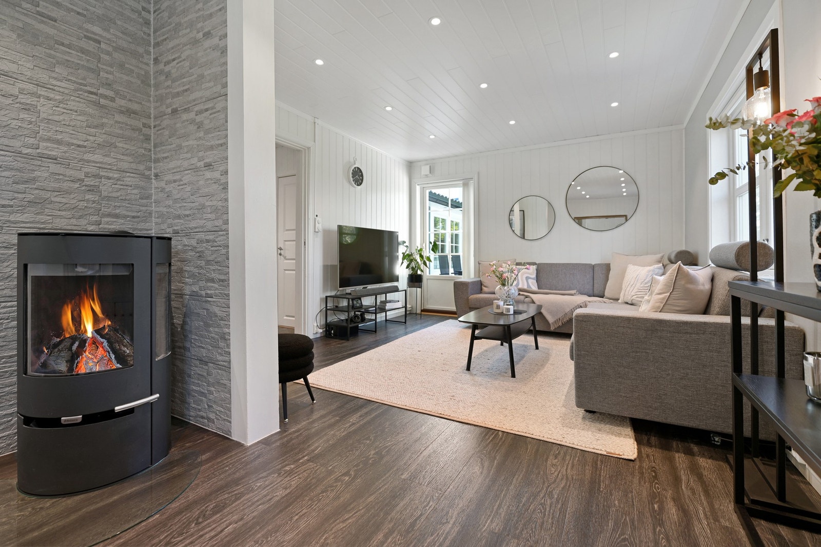 Sentralt i spisestuen er det en peisovn som varmer godt og gir mye kos og hygge på mørke høst- og vinterkvelder. Galleribilde