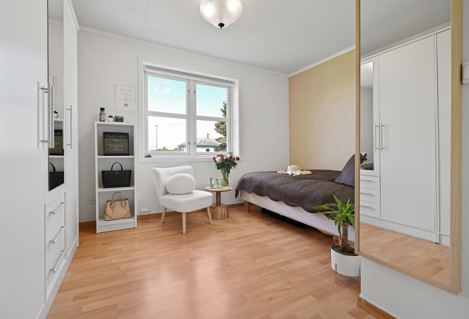 Rommene er holdt i lyse farger. Galleribilde