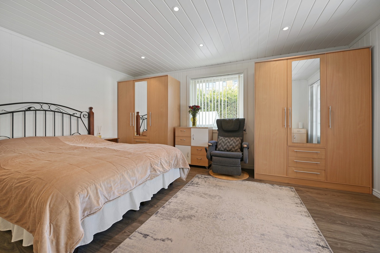 Hovedsoverommet har tilgang til eget bad og egen garderobeavdeling - med god plass til det du trenger av klær, vesker og sko. Galleribilde