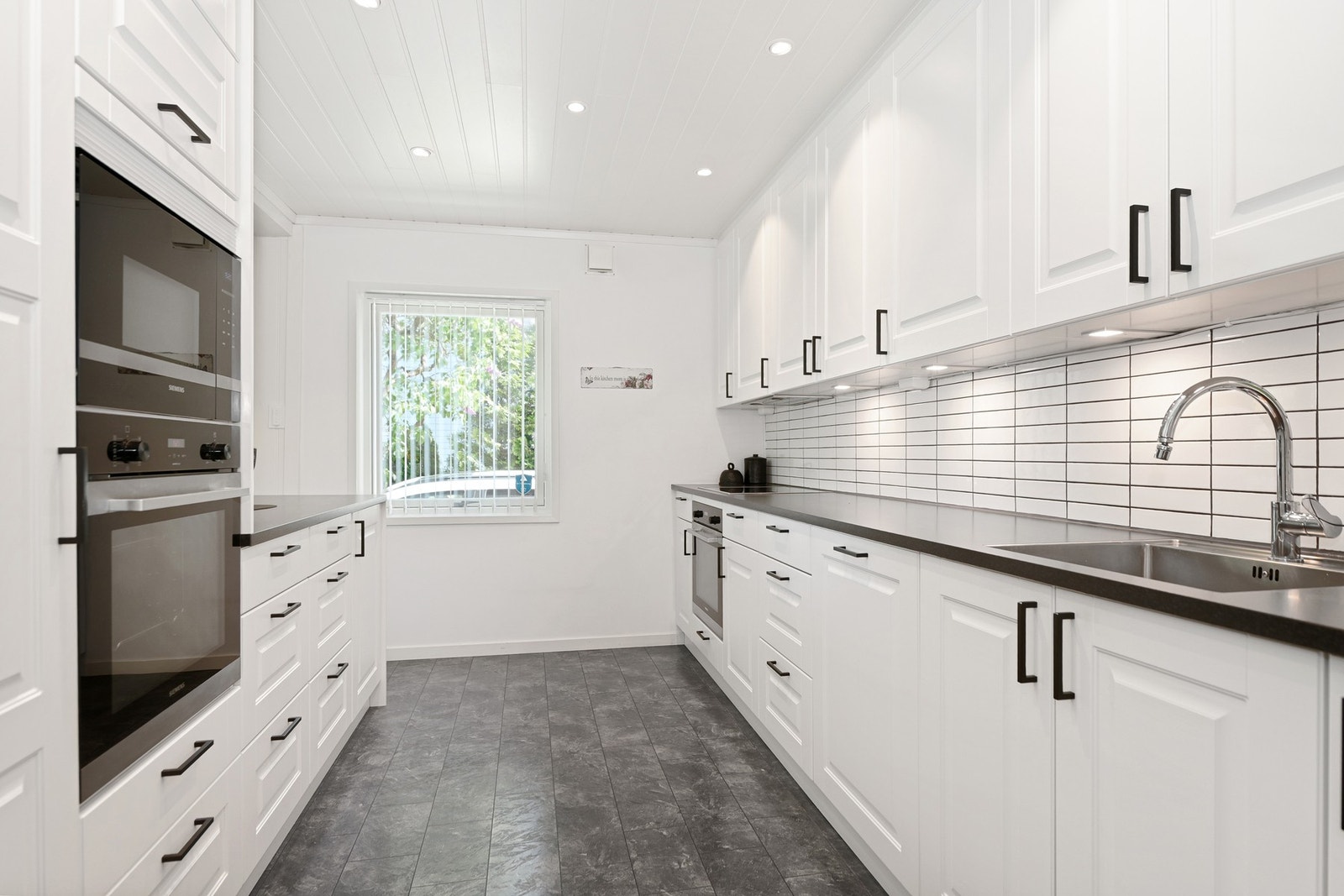 Kjøkkenet har innredning med profilerte fronter og laminat benkeplate. Integrert komfyr, platetopp, kjøleskap, mikrobølgeovn og oppvaskmaskin. Galleribilde