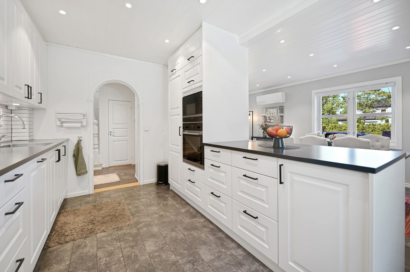 Kjøkkeninnredningen er fra 2021. Her har du et arbeidsvennlig kjøkken med gode løsninger og fin plassutnyttelse, for deg som er glad i å lage mat. Galleribilde