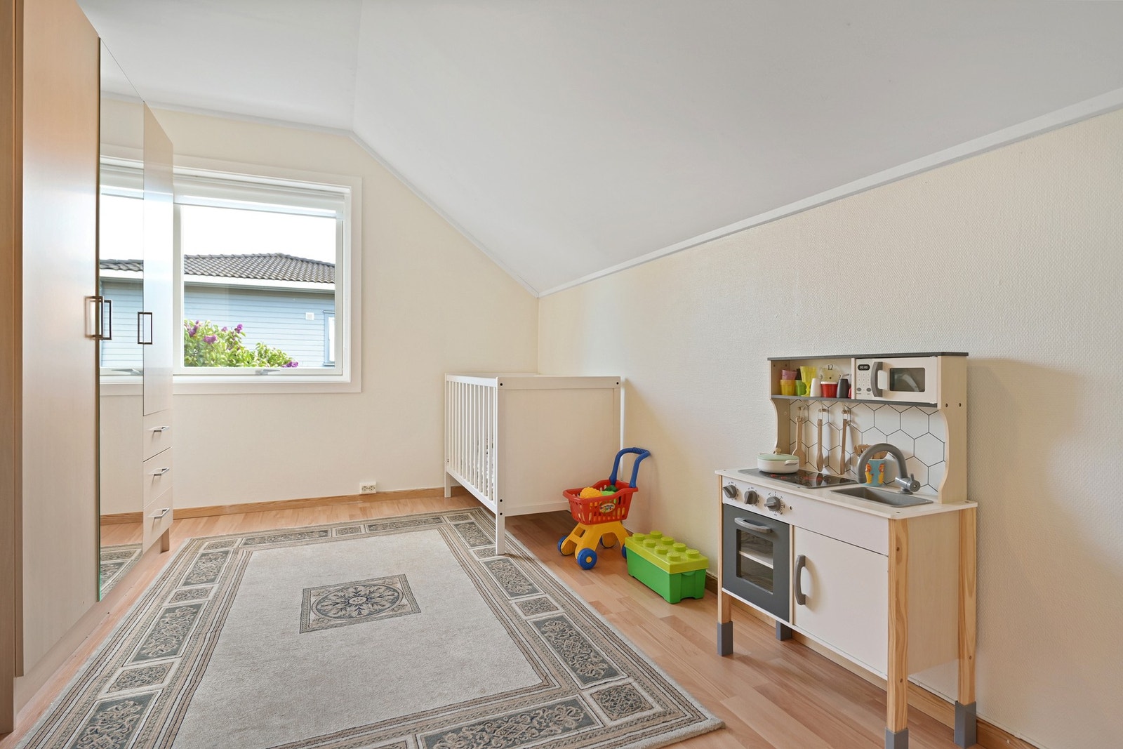 De øvrige soverommene har god plass til garderobeskap og dobbeltseng. Galleribilde