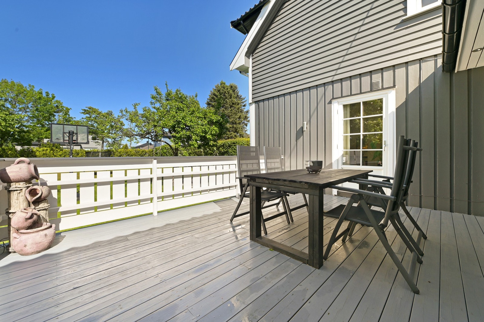 Store deler av sommerhalvåret står døren oppe og mye tid blir tilbrakt her ute. Galleribilde