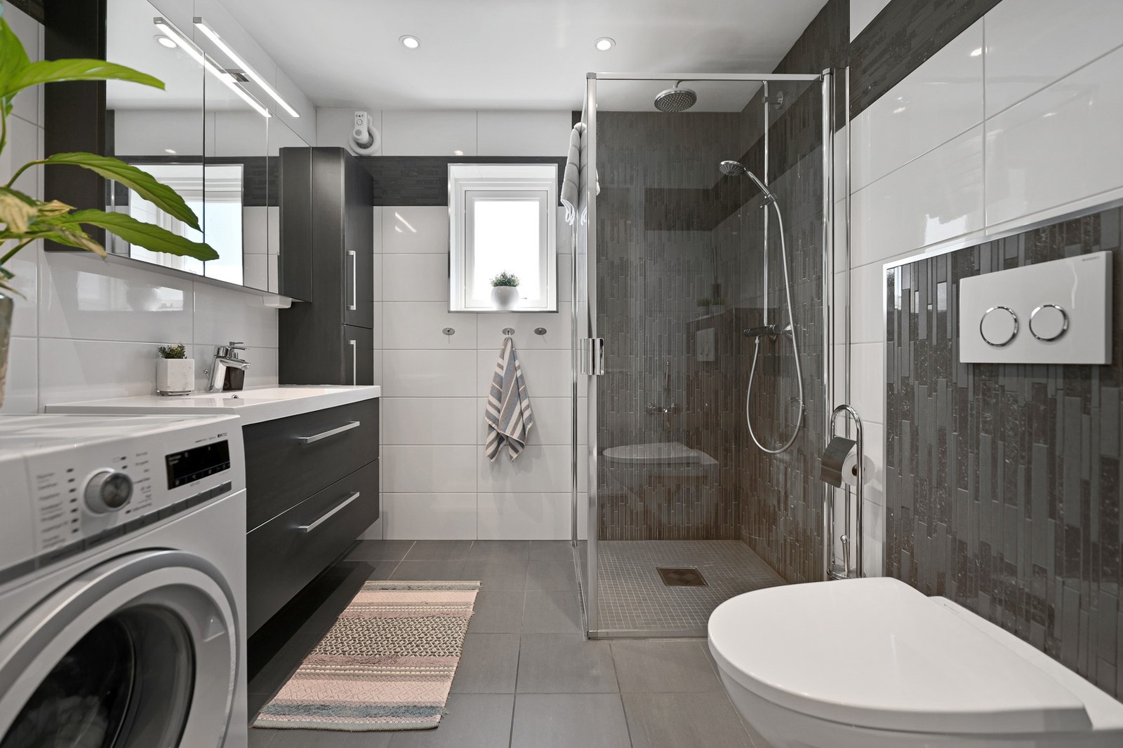 Badet, som er tilknyttet hovedsoverommet, ble oppgradert i 2016 og fungerer også som vaskerom. Galleribilde