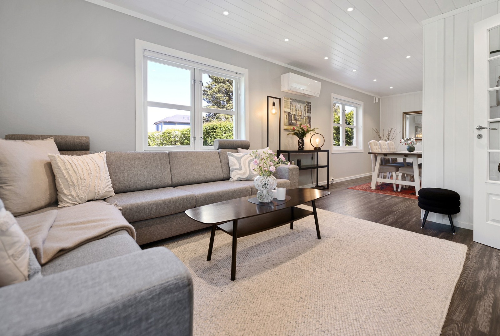 Stuen er boligens naturlige samlingspunkt, preget av store vindusflater som slipper inn rikelig med dagslys. Galleribilde