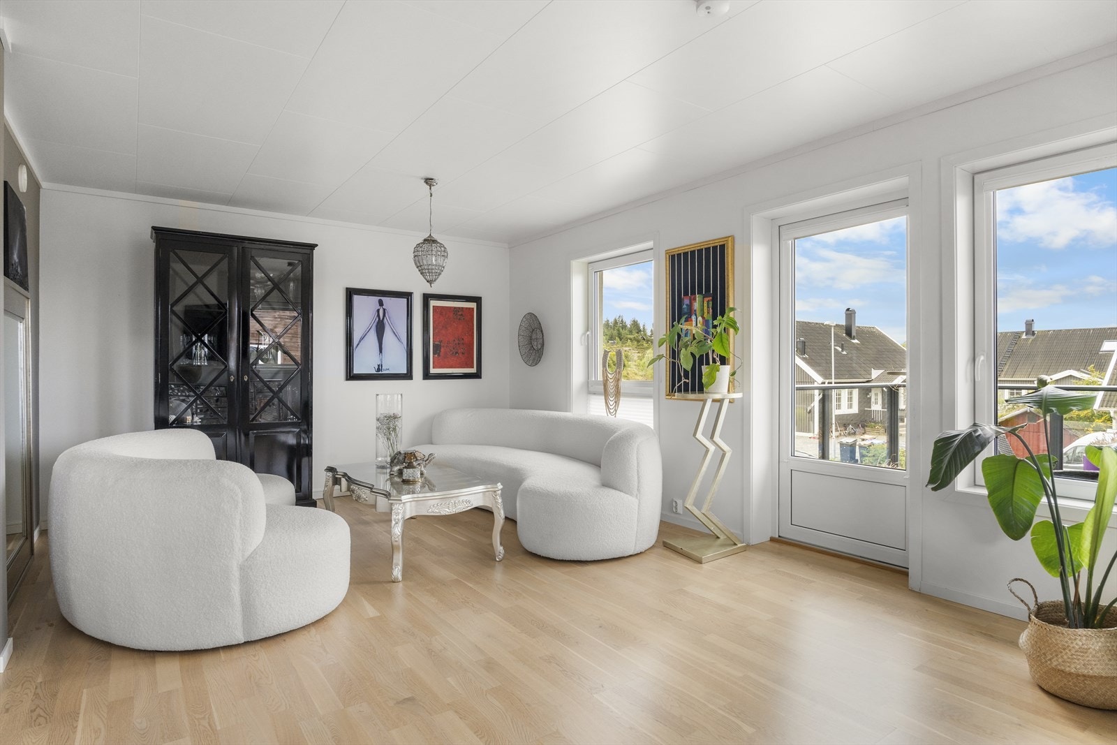 Lys og romslig stue med store vindusflater som gir rikelig med naturlig lys. Galleribilde