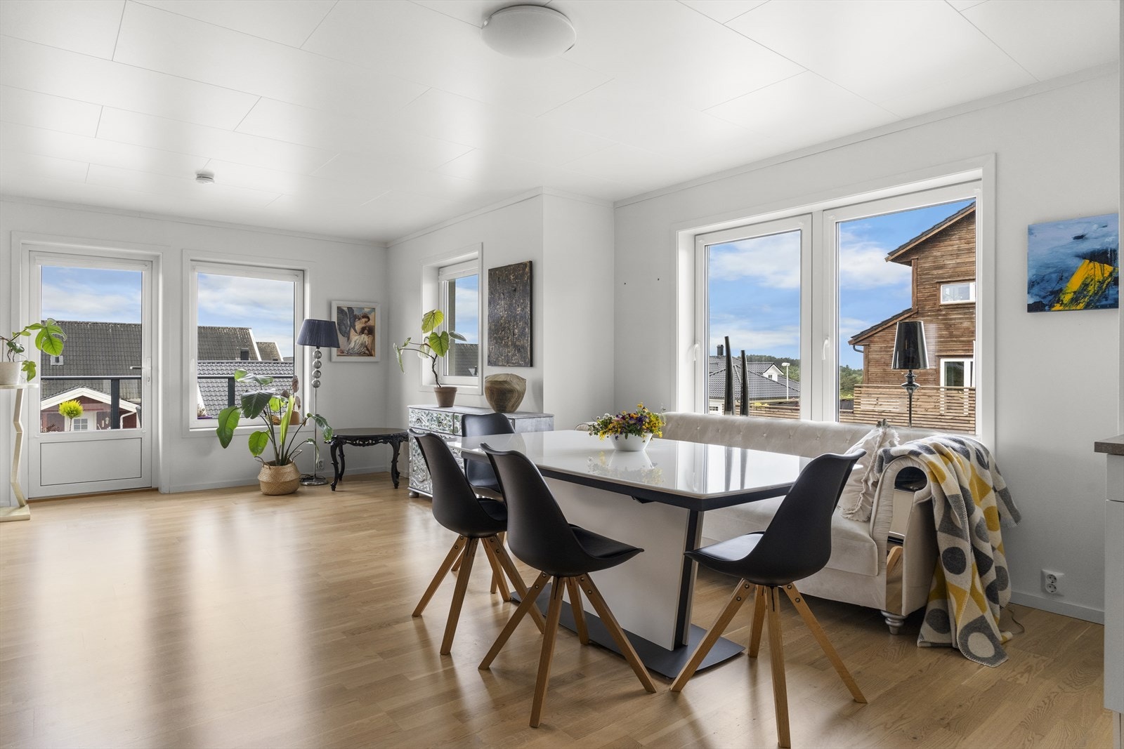 Fra stuen er det utgang til en romslig balkong med gode solforhold og flott utsikt over nabolaget. Galleribilde