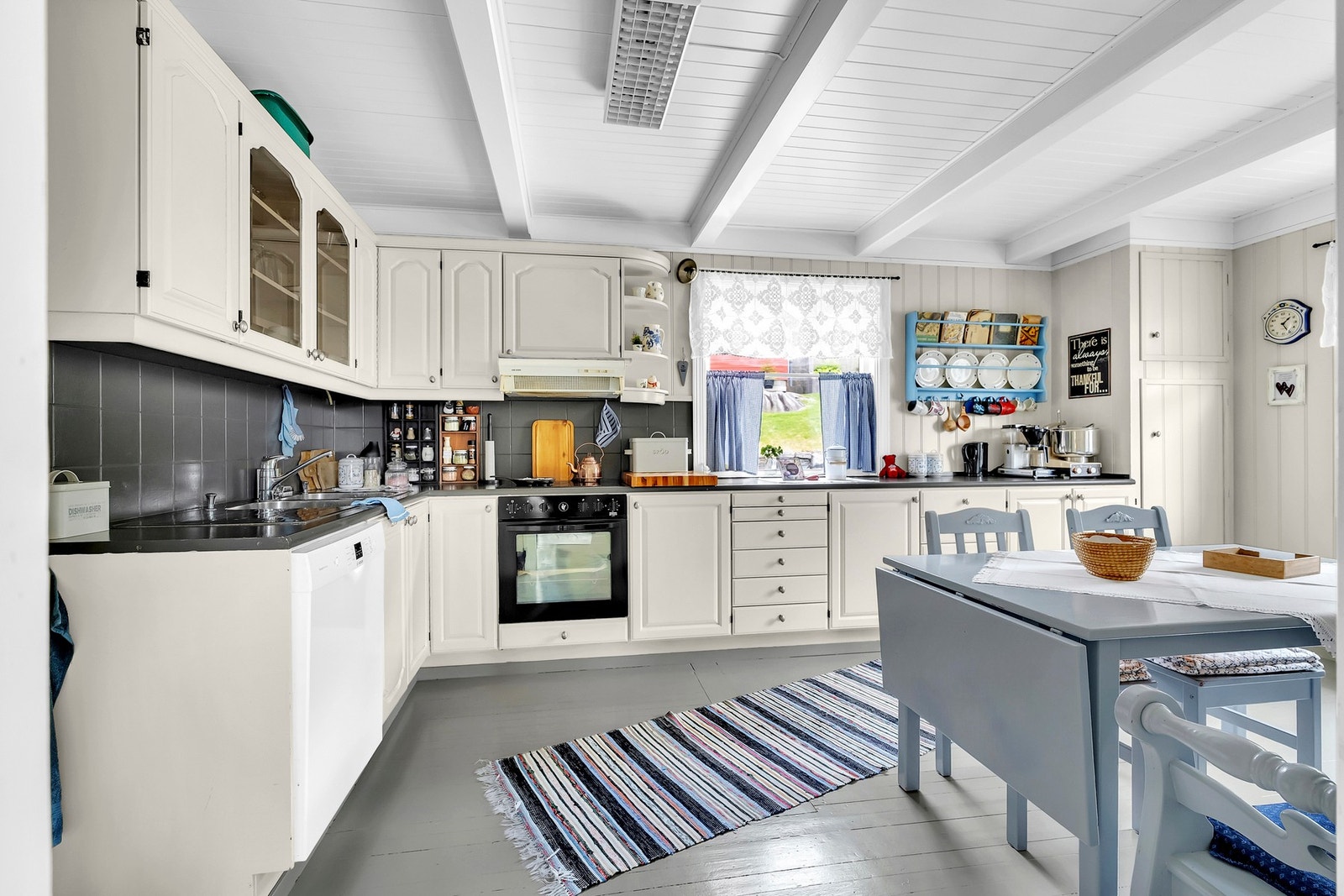 Kjøkkenet i 1. etasje er praktisk utformet med folierte skrog og fronter, samt en foliert benkeplate med integrert vask. Galleribilde