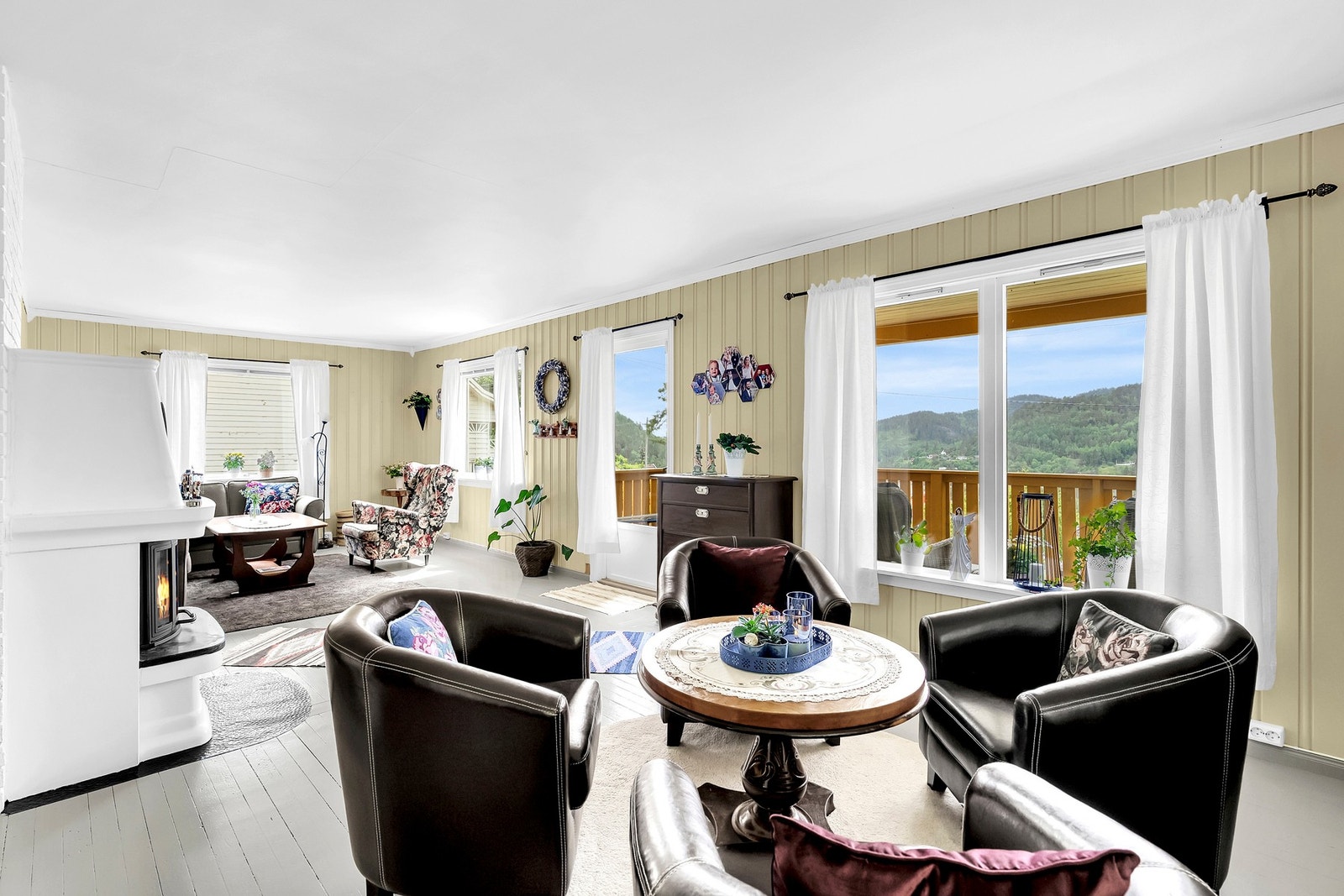 Videre inn fra gangen kommer du til stua. Galleribilde