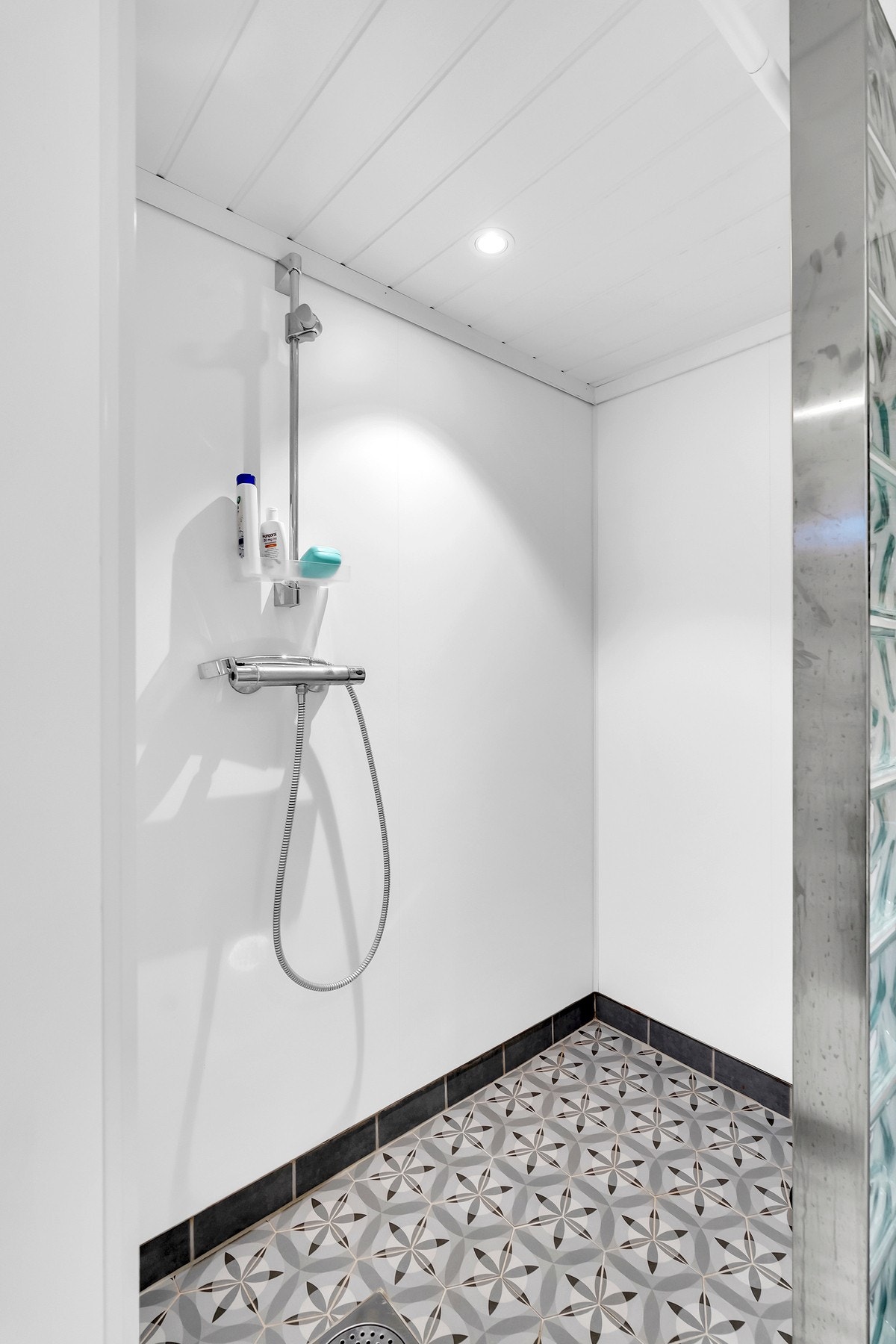 Det er innredning med servant, toalett, dusjvegger, badekar og opplegg for vaskemaskin. Galleribilde