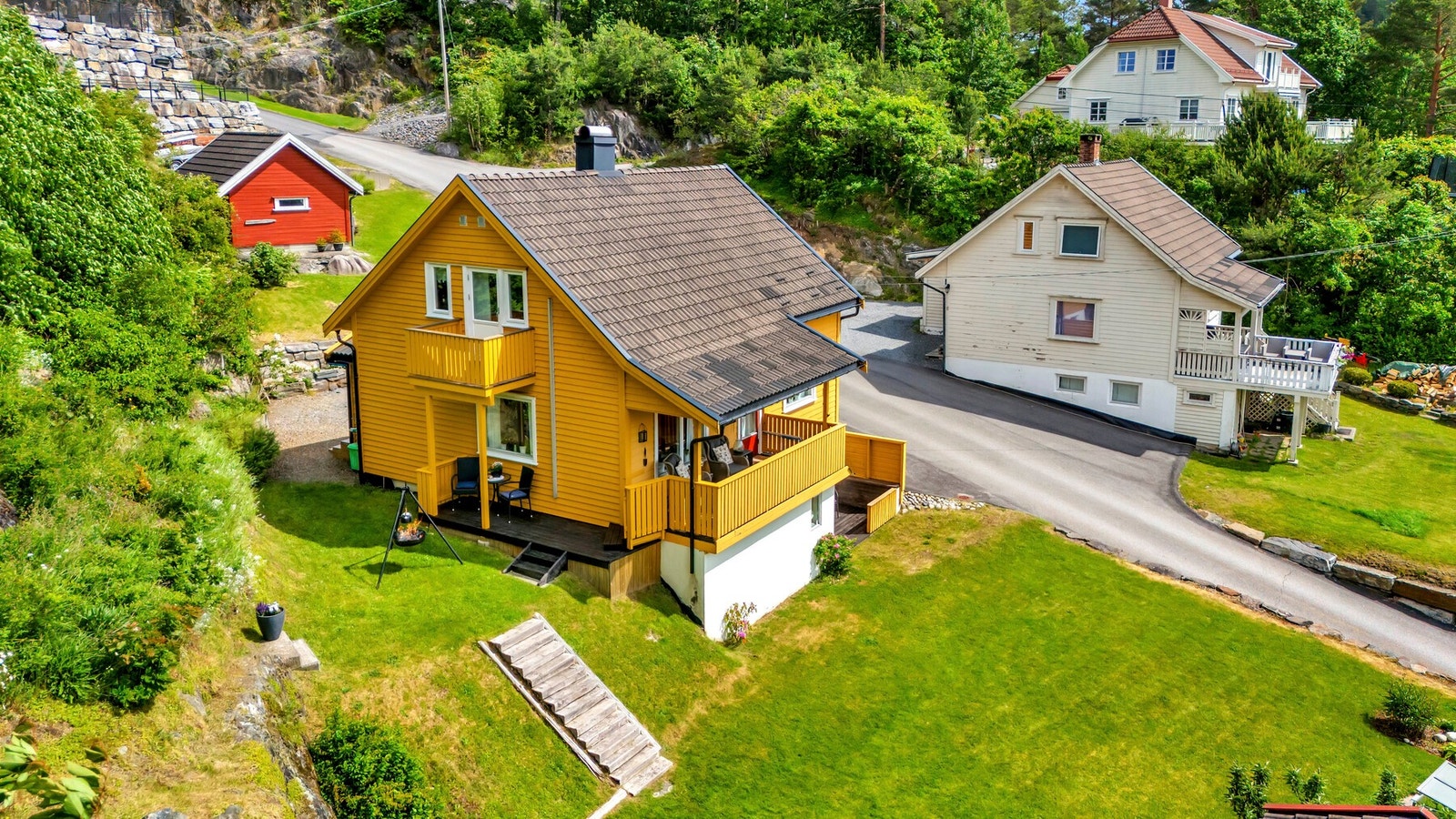 I nærområdet finner du et godt utvalg av servicetilbud. Dagligvarebutikker som Extra Haugtun, Rema 1000 Sannidal og Alti Kragerø ligger kun 2 minutters kjøretur unna. Galleribilde