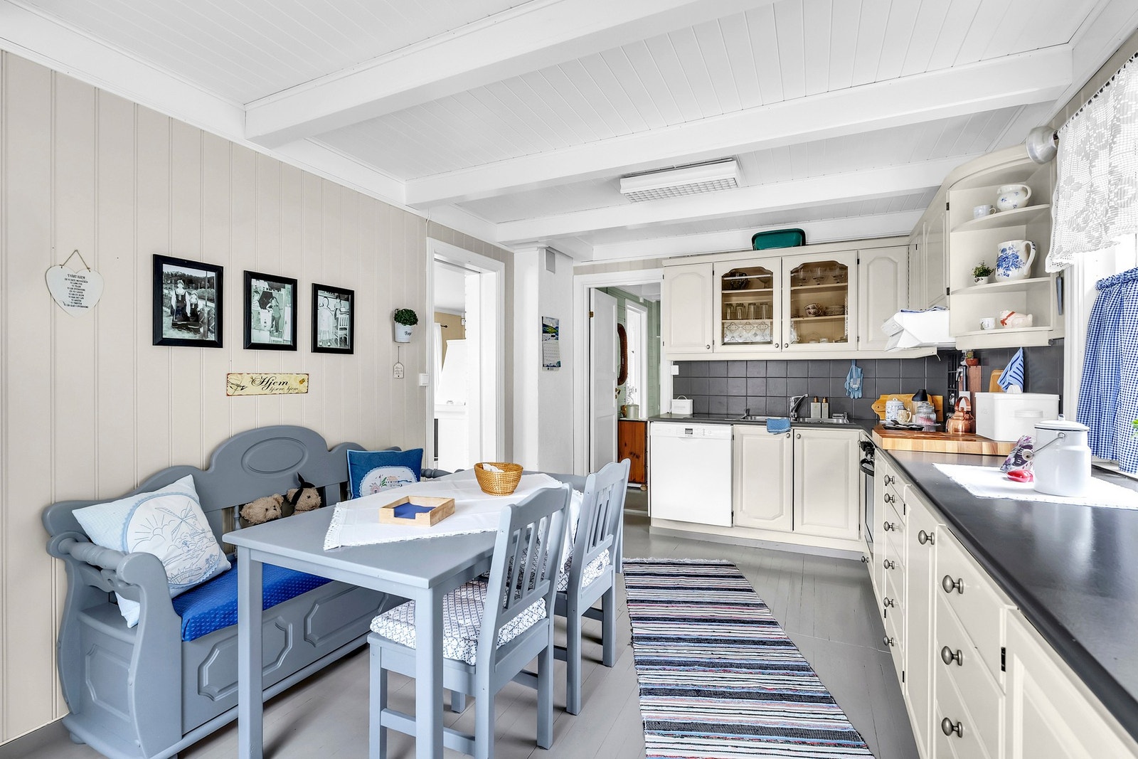 Det er tilrettelagt for hvitevarer og har montert avtrekk over steketoppen for effektiv ventilasjon. Galleribilde