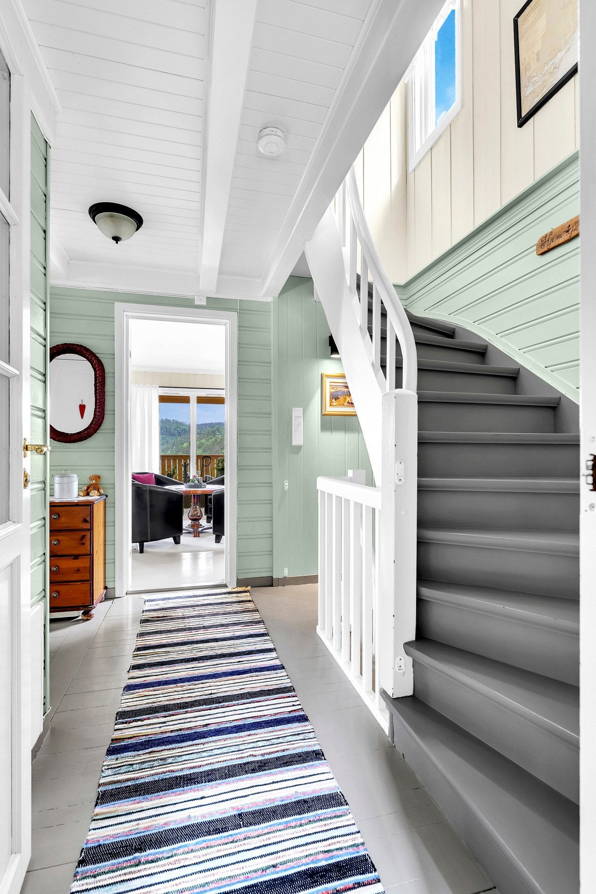 Her har du hovedgangen hvor du har trapp opp til 2.etasje eller ned til underetasjen. Galleribilde