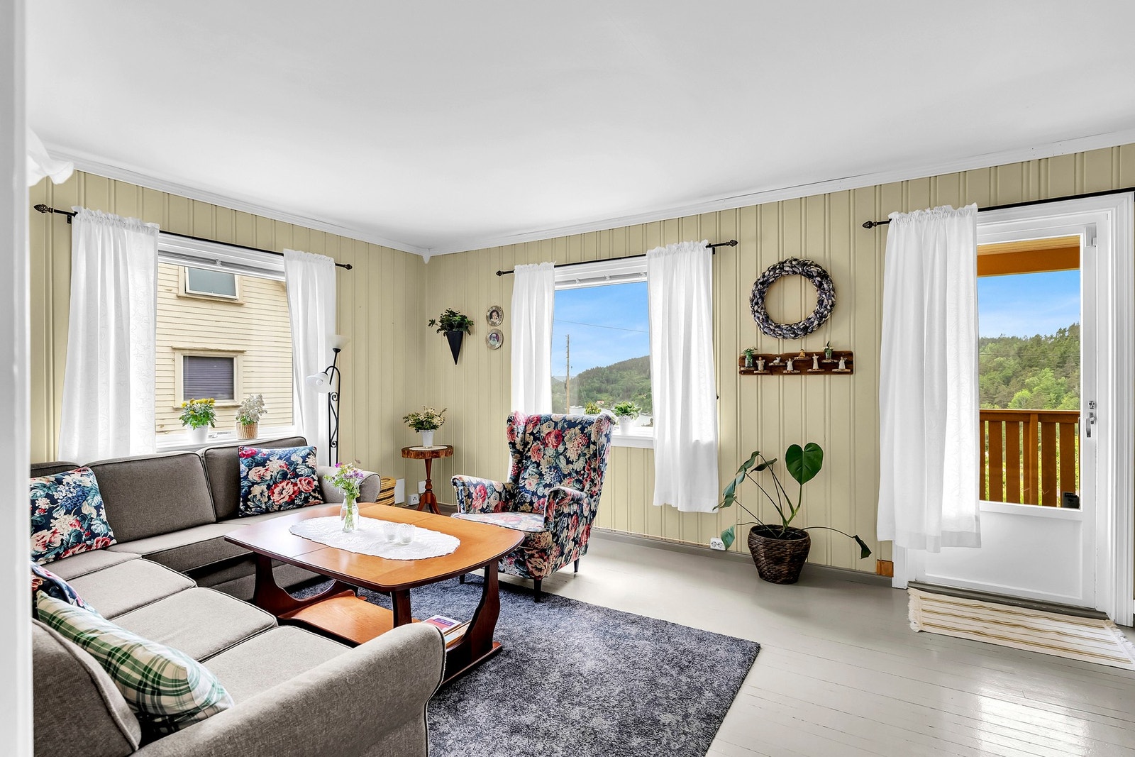 Den har enkel tilgang til uteområdet via terrassedør, noe som gjør det praktisk for bruk av verandaen. Galleribilde