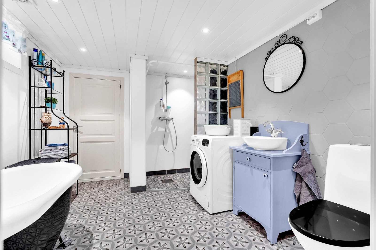 Badet er kombinert med vaskerommet og ligger i underetasjen. Galleribilde