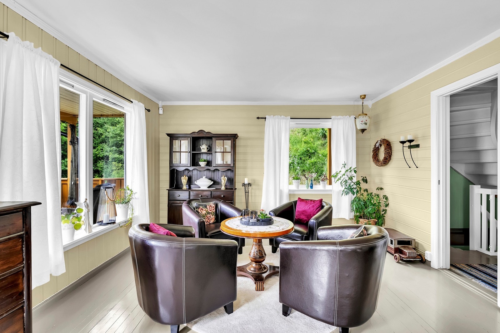 Stua tilbyr et romslig oppholdsareal med gode møbleringsmuligheter for både sofagruppe og spisebord. Galleribilde