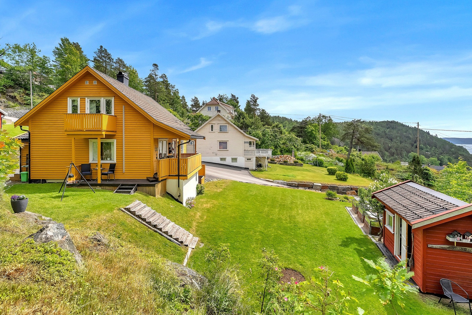 Boligen byr på romslige oppholdsrom fordelt over tre etasjer og har god planløsning med blant annet flere soverom, to stuer og to kjøkken. Galleribilde