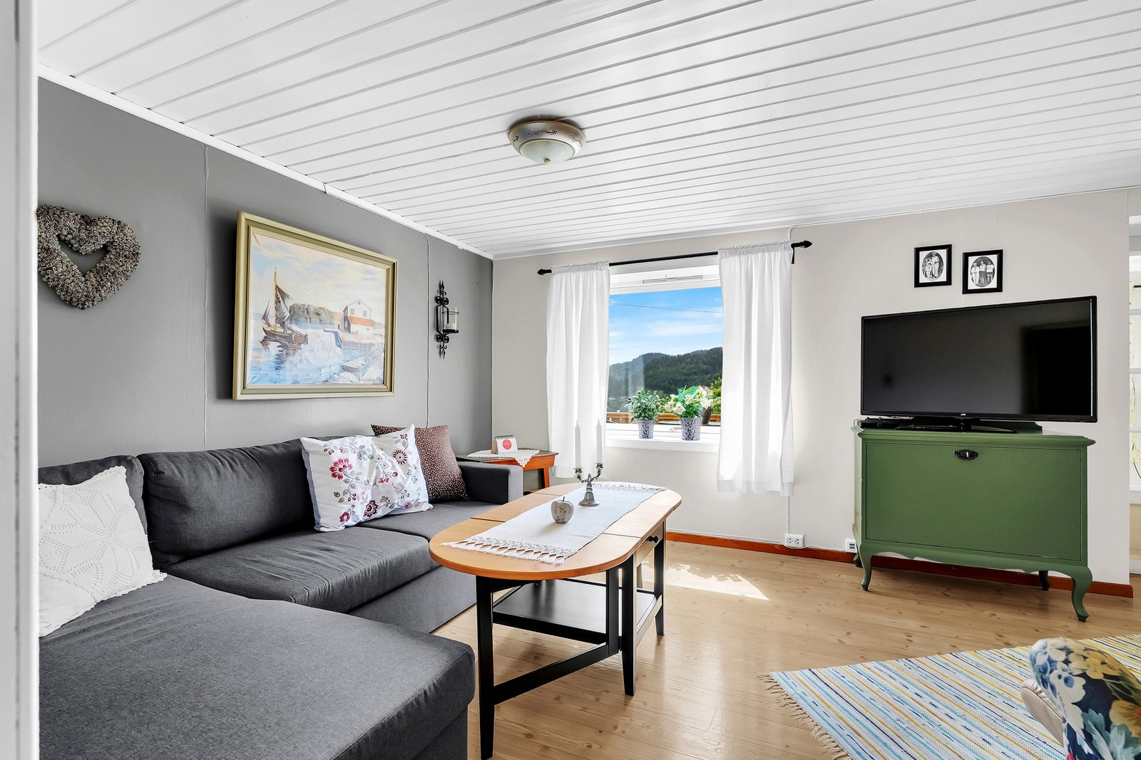 Rommet er godt egnet som en ekstra stue, TV-rom eller et sted for hobbyaktiviteter. Galleribilde