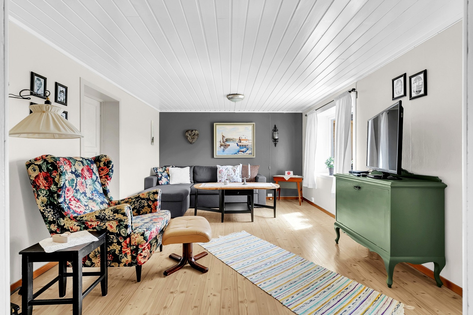 Stua i underetasjen har en montert ovn som gir gode oppvarmingsmuligheter og skaper et praktisk oppholdsrom. Galleribilde