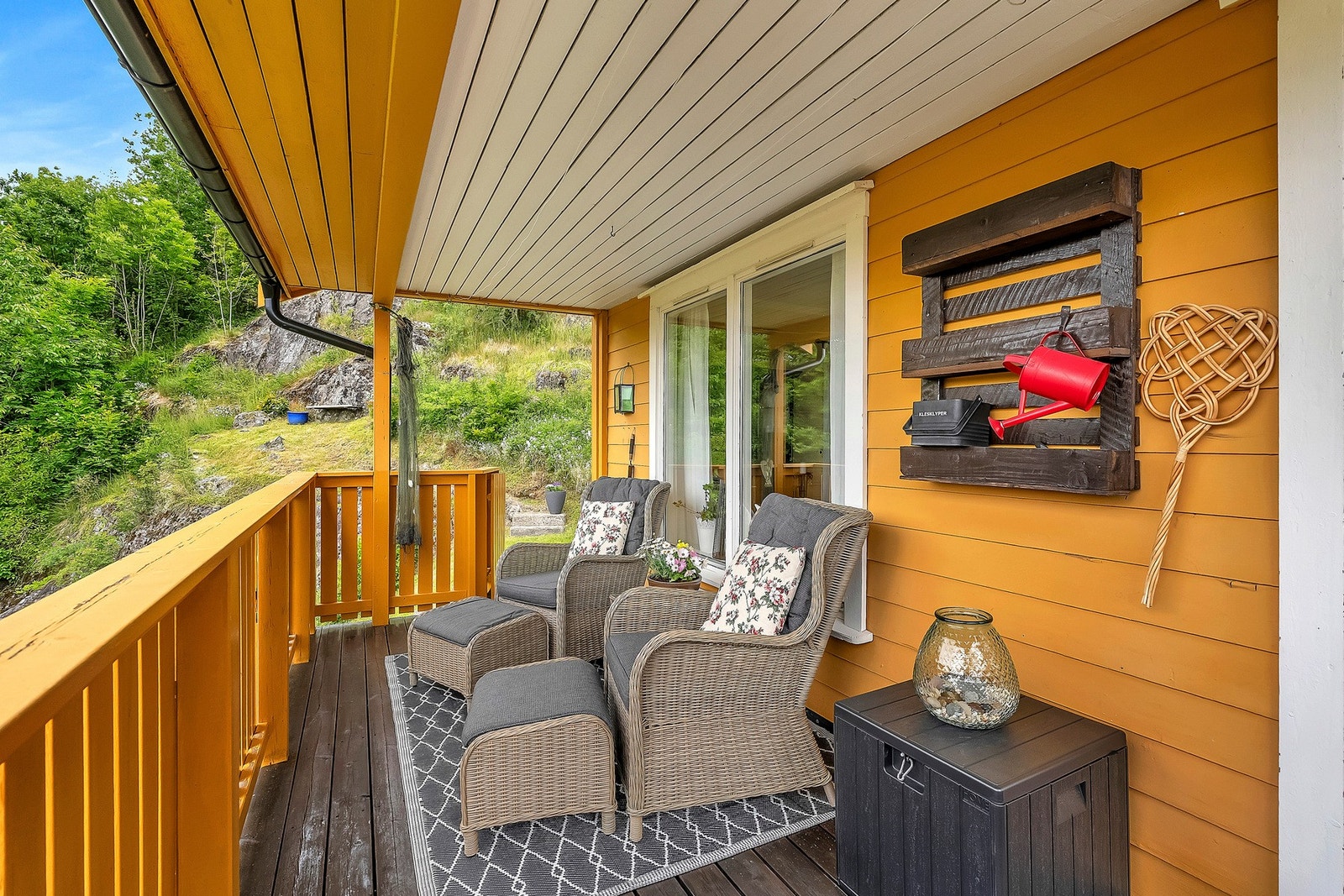 Stor veranda med fin utsikt utover mot Kilsfjorden. Galleribilde