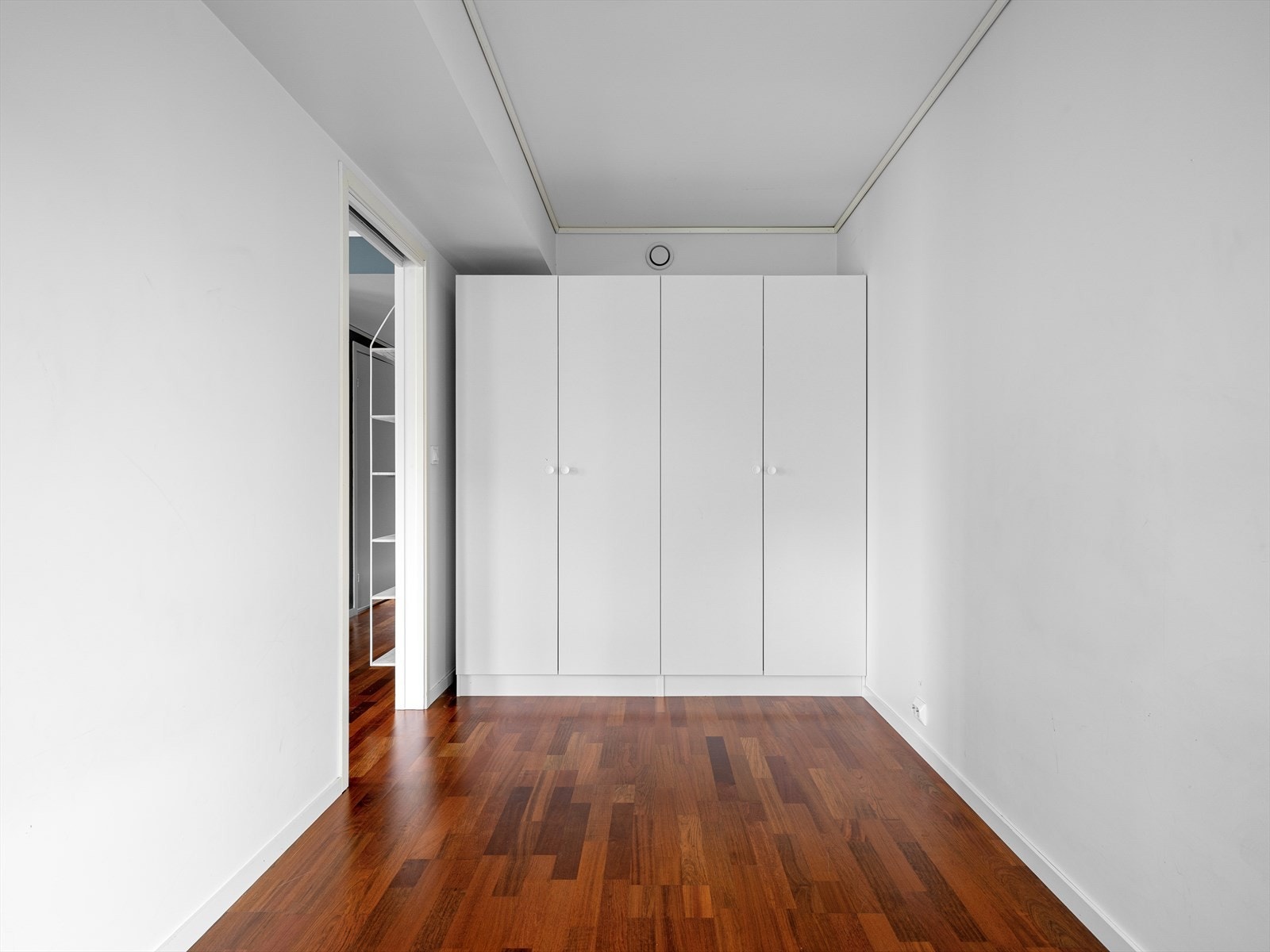 Soverom med garderobe Galleribilde