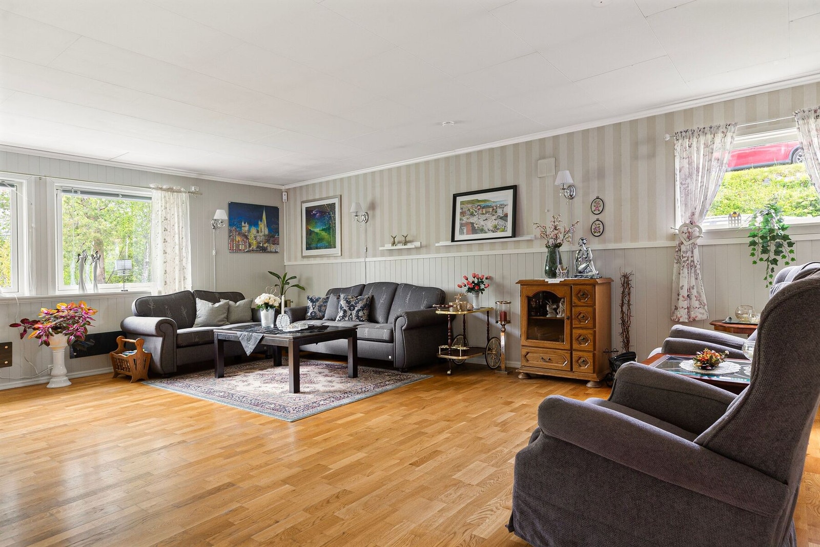 Lys stue på 38,8 kvm. med nyere vinduer og etterisolert vegg mot vest Galleribilde