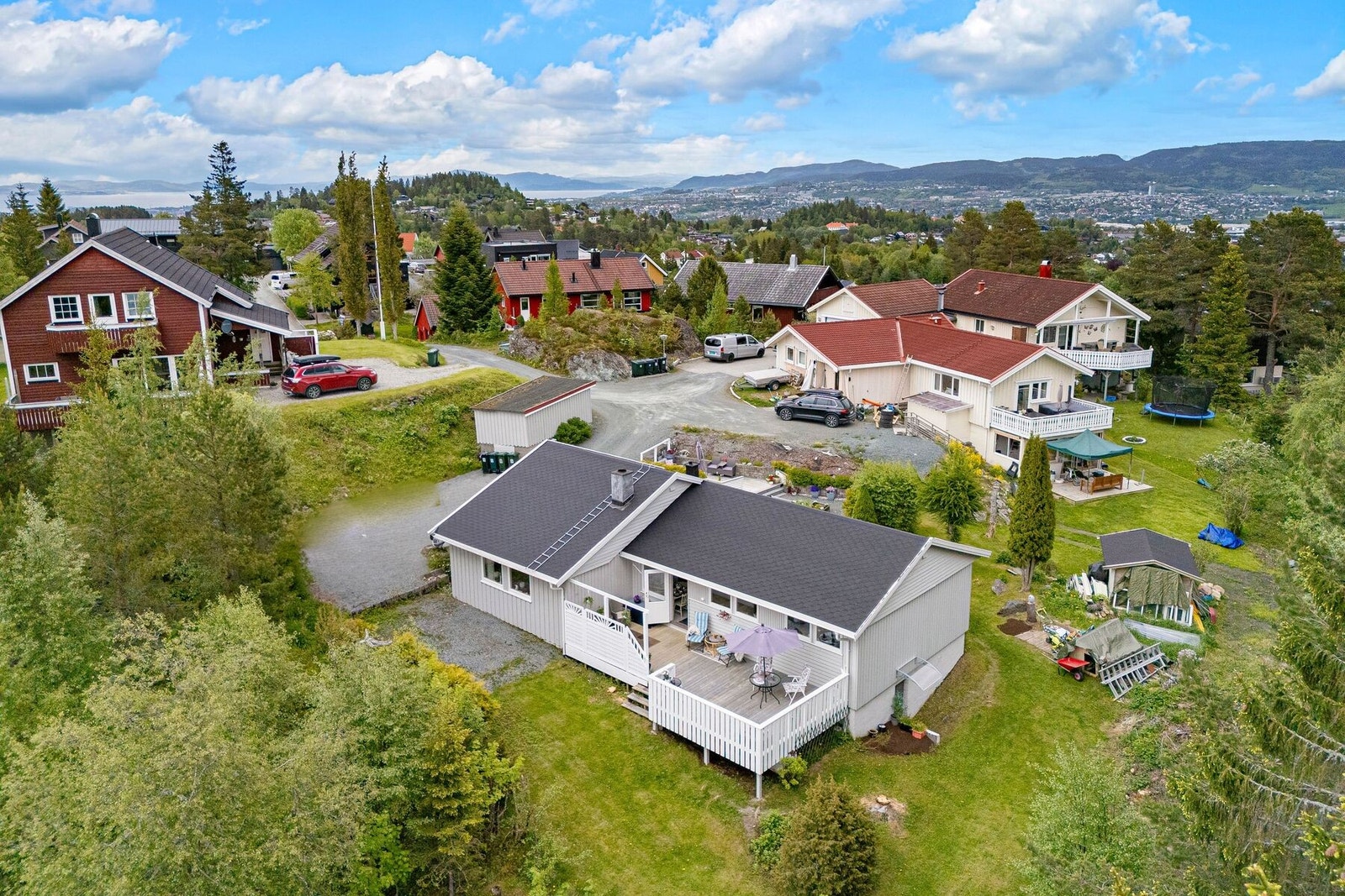 Dette er en praktisk enebolig med alt på et plan, samt fin endebeliggenhet i blindveg Galleribilde