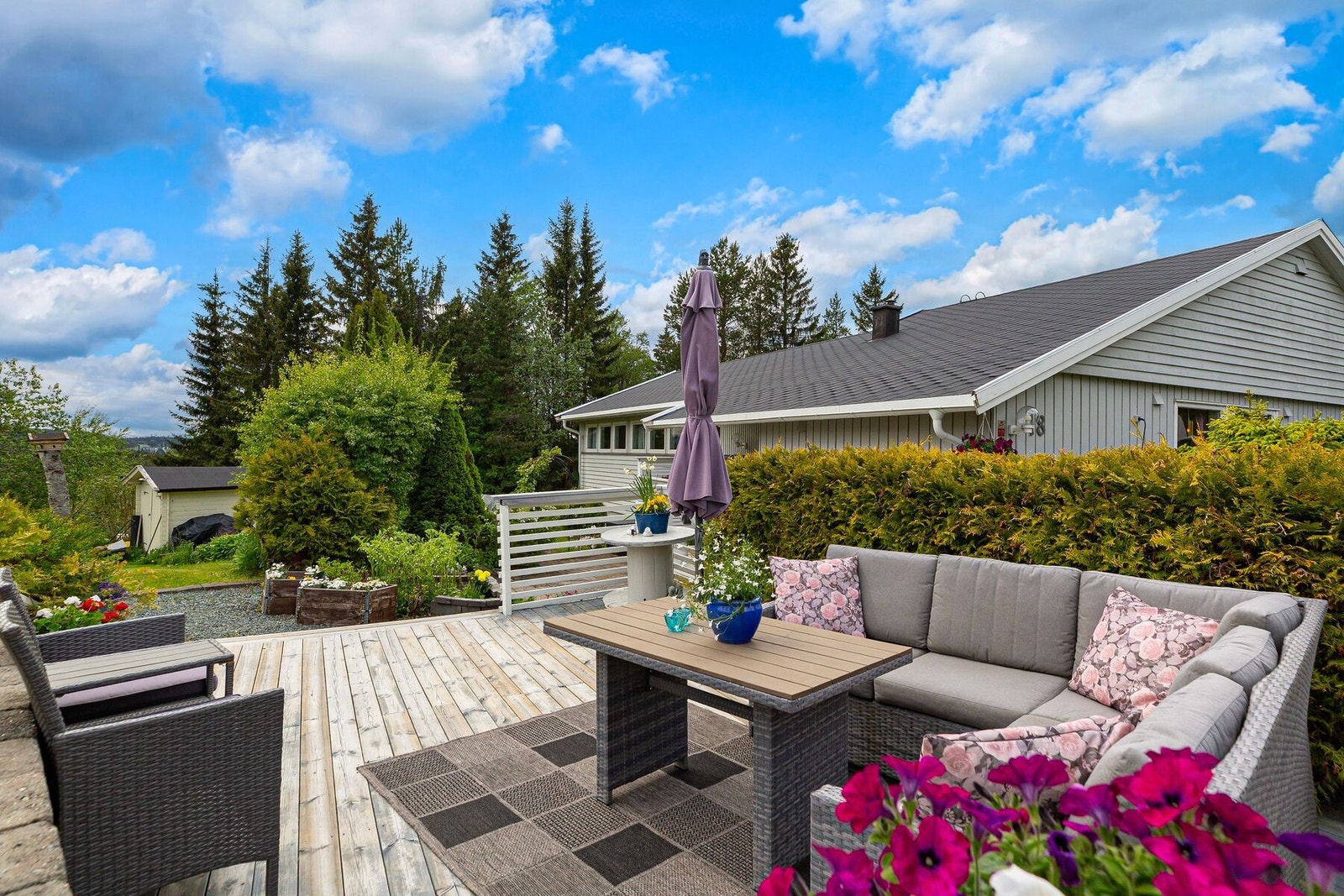 Hyggelig uteplass hvor man kan nyte lang solgang Galleribilde