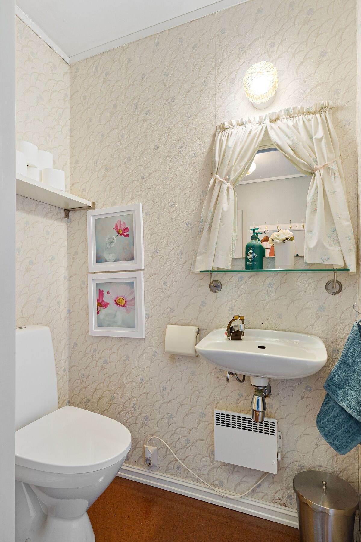 Praktisk toalettrom med adkomst ved inngangspartiet Galleribilde