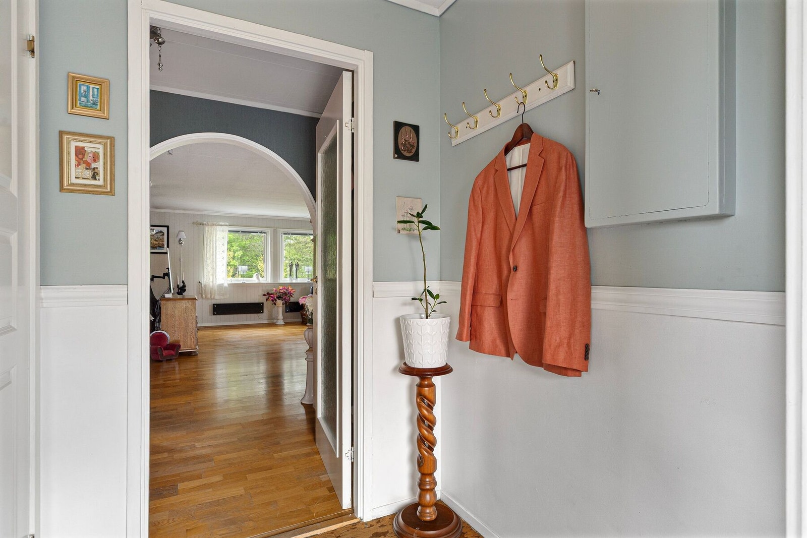 Vindfang med inngang til toalettrom Galleribilde