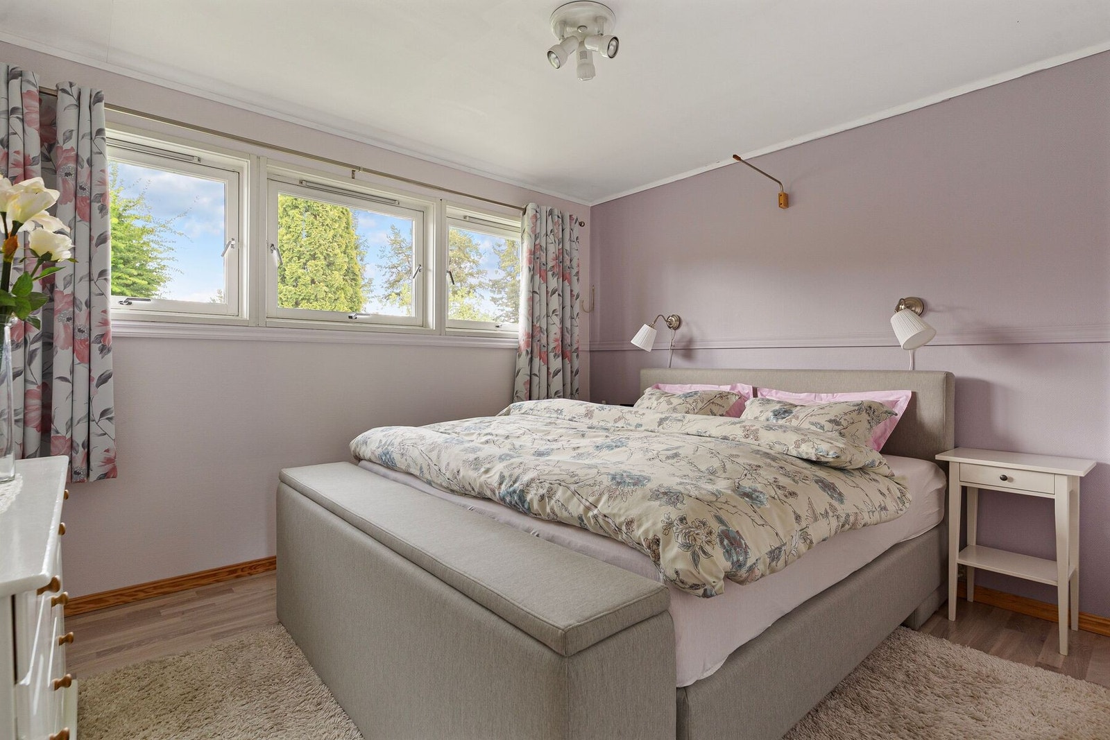 Et av tre soverom, dette er på 10,8 kvm. Galleribilde