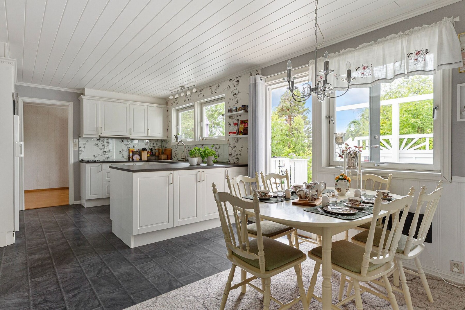 Lyst og romslig kjøkken med innredning fra HTH fra ca. 2013 Galleribilde