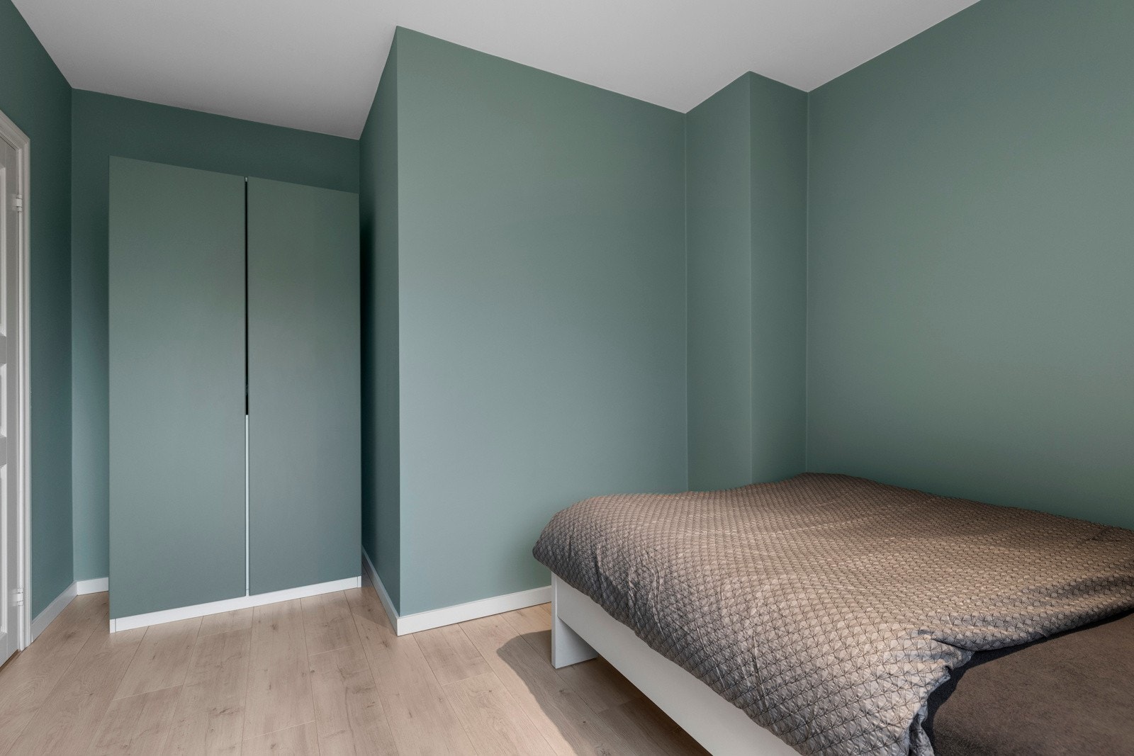 Her har du plass til både garderobeskap, dobbeltseng og annet møblement Galleribilde