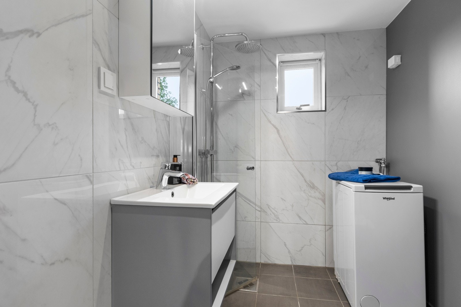 Badet ble modernisert i 2017 med nye flotte fliser og ny innredning Galleribilde