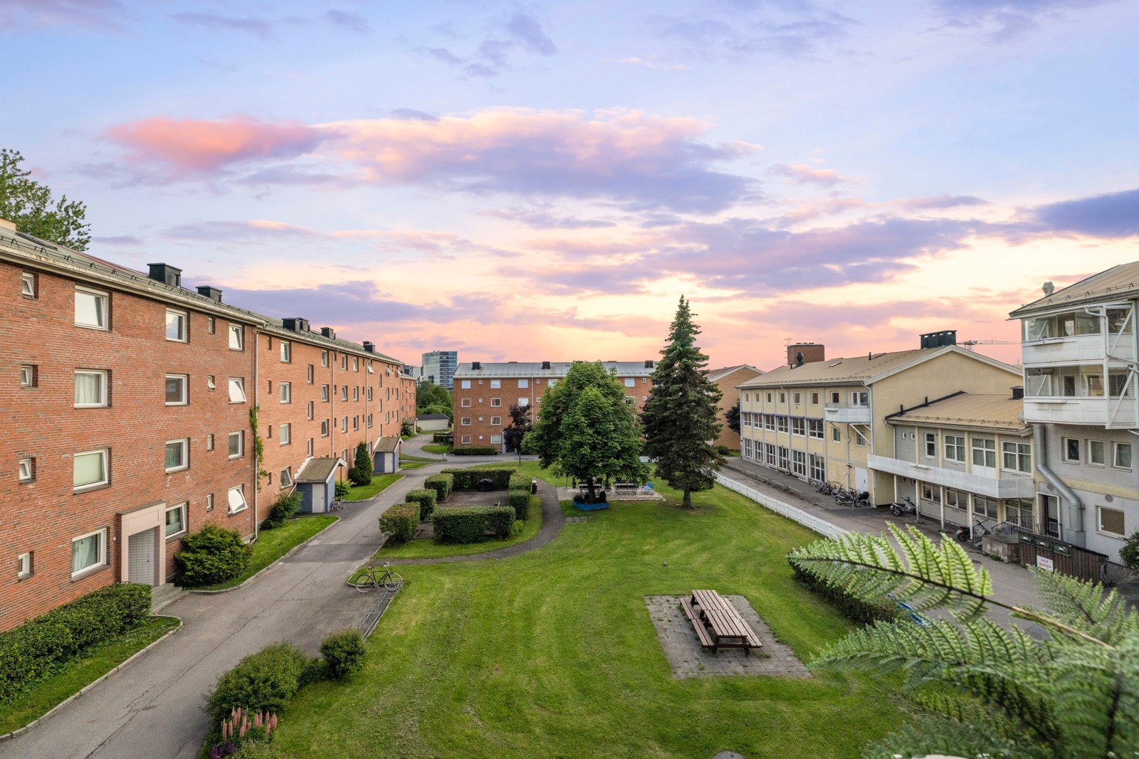 Her har du en koselig utsikt inn mot en stille bakgård med grøntarealer Galleribilde