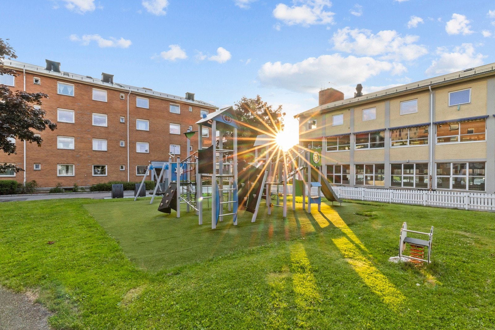 Sammen har de forskjellige gårdene i borettslaget flere lekeplasser til de små Galleribilde