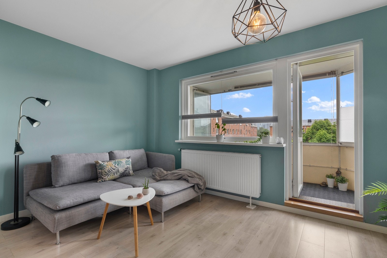 Stuen er et fint og luftig rom med rikelig naturlig lys Galleribilde