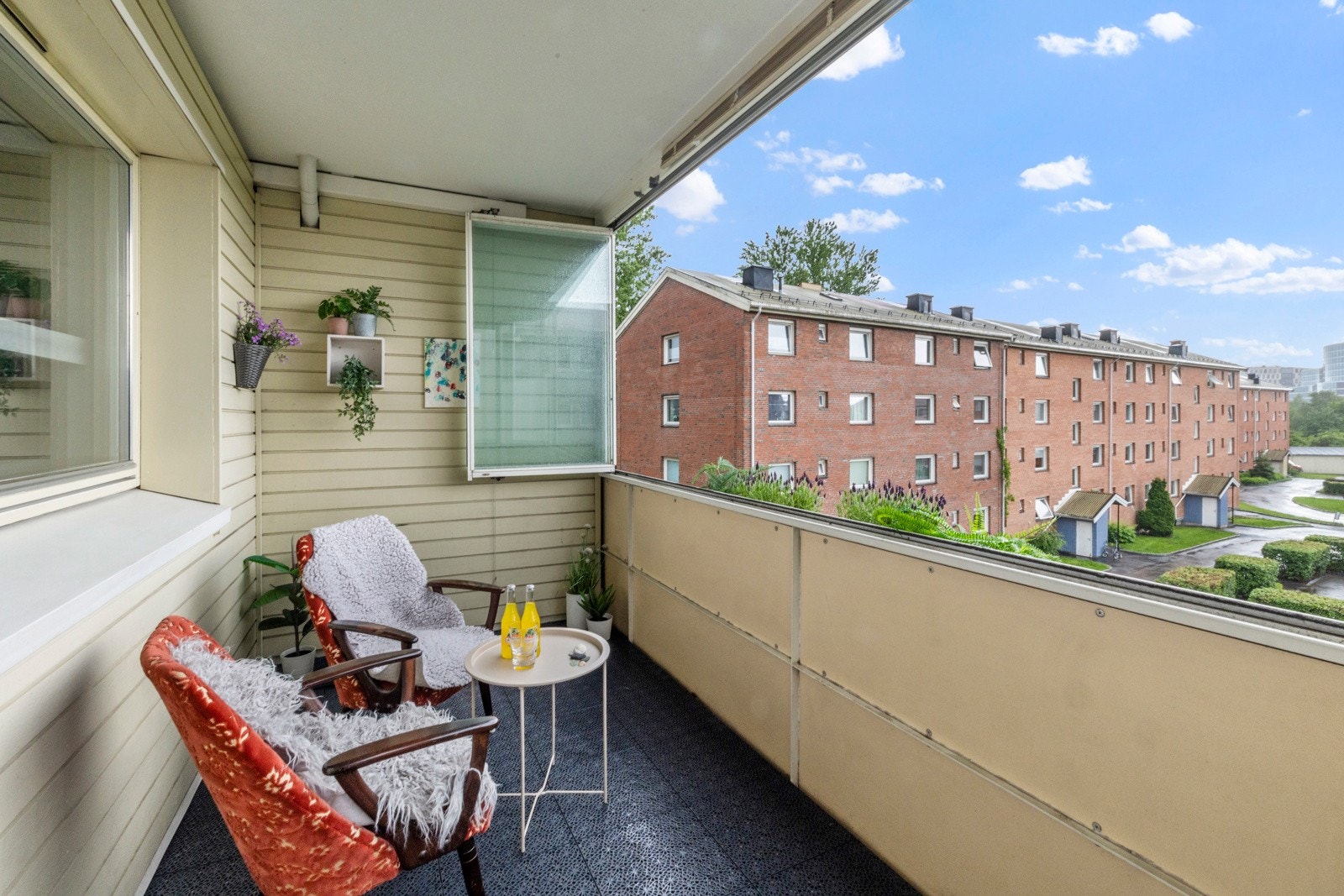 Balkongen måler 7,3kvm og har god plass til utemøblement Galleribilde