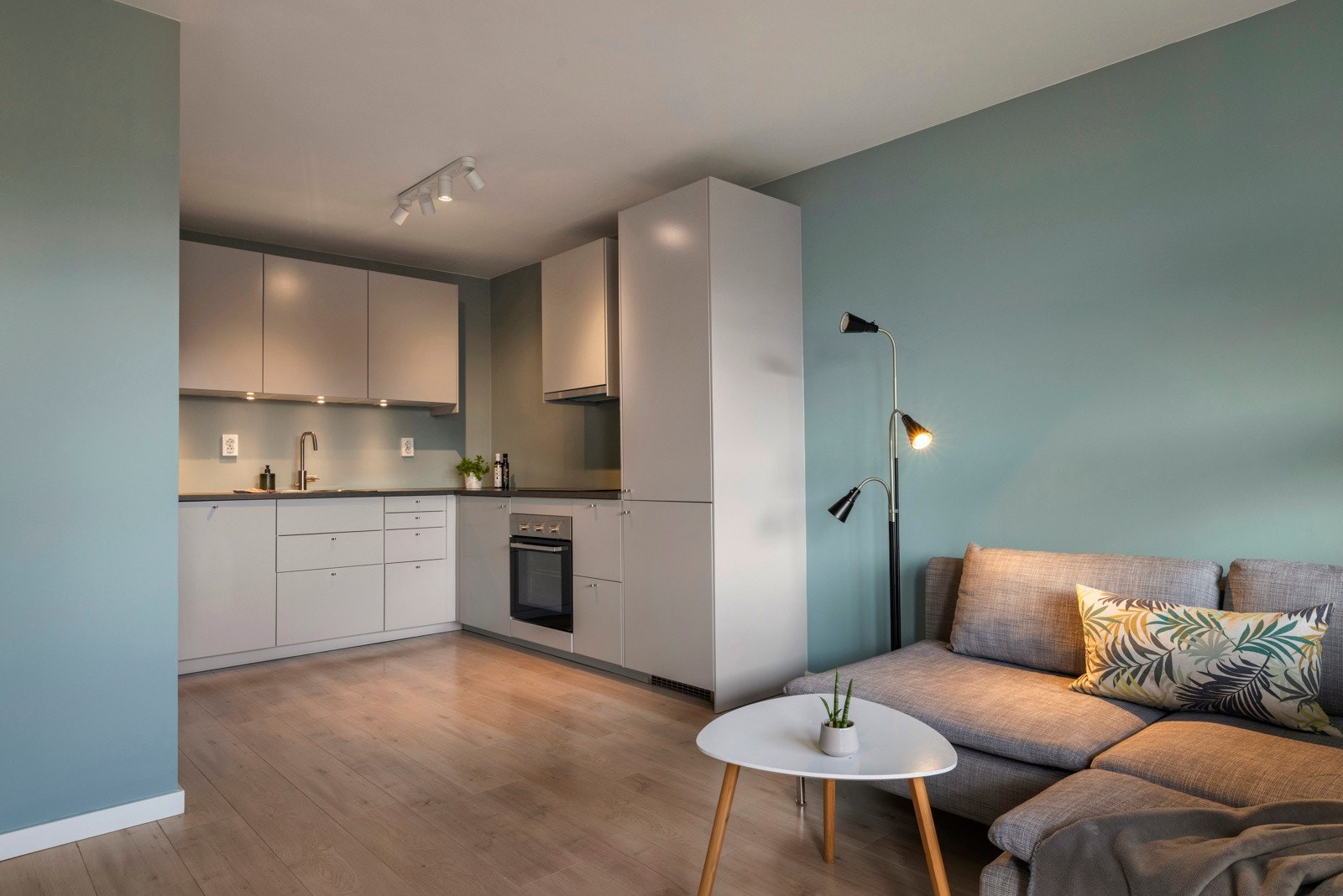 Stuen har en åpen løsning mot kjøkkenet som legger til rette for en praktisk hverdag Galleribilde