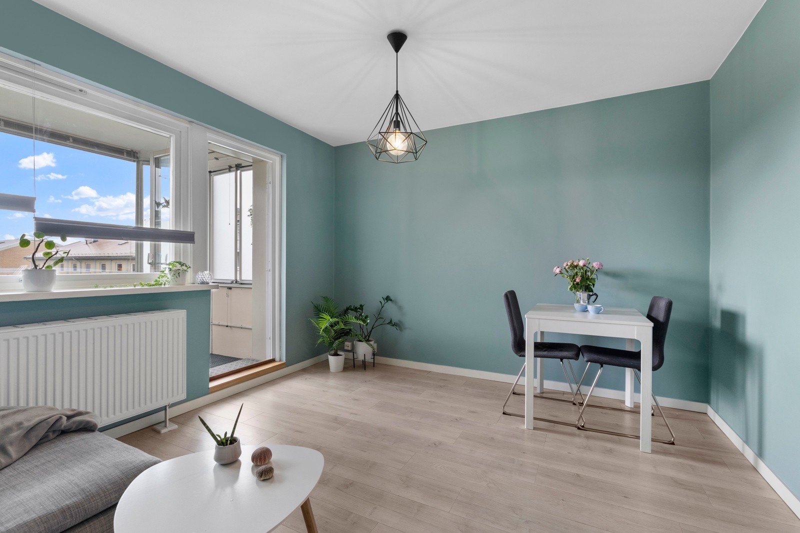 Gulvet er belagt med slitesterkt laminat, og veggene har slette, malte overflater som gir et moderne inntrykk Galleribilde