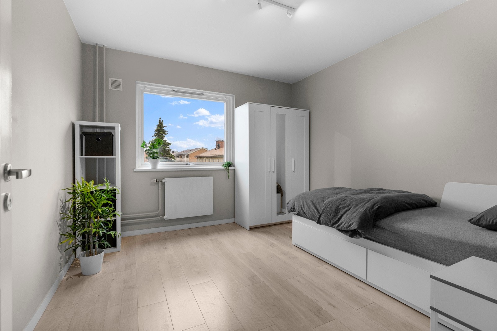 Boligens andre soverom er også av god størrelse Galleribilde