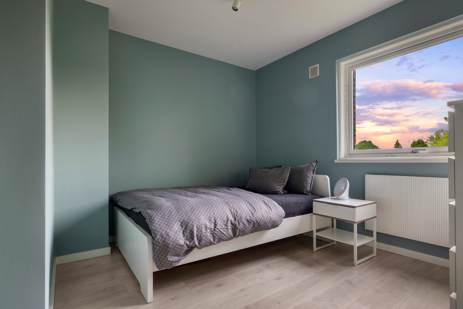 Hovedsoverommet er malt i en dus grønnfarge Galleribilde